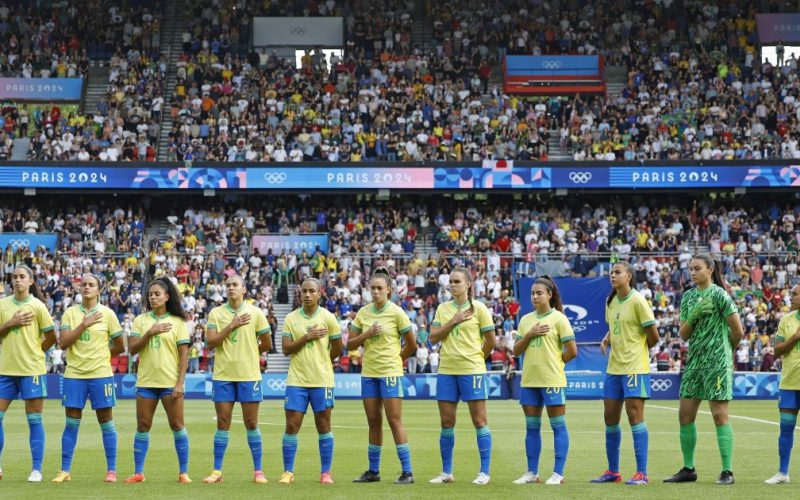 Quase 50% das jogadoras de futebol consideram deixar o esporte por pressão financeira e saúde mental, aponta relatório da FIFPRO