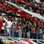 Torcida do São Paulo protesta após derrota para o Cruzeiro: "Time sem vergonha"