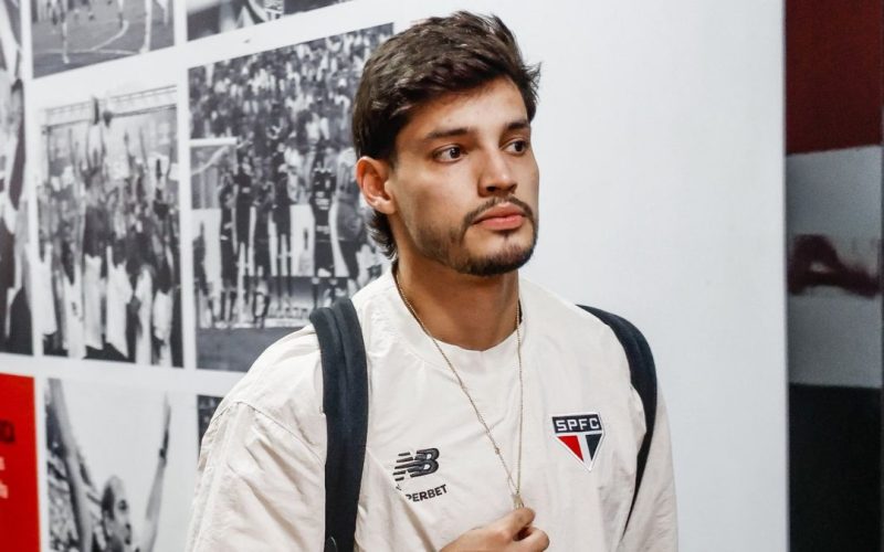 São Paulo e Santos estão prontos para o clássico adiado do Brasileirão; confira as escalações!