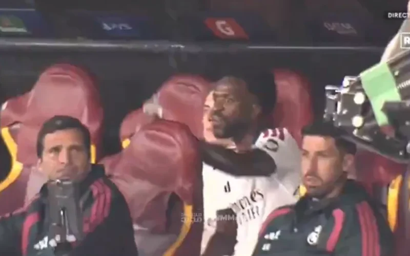 Vini Jr. reclama após ser substituído em vitória do Real Madrid sobre a Roma na Liga dos Campeões