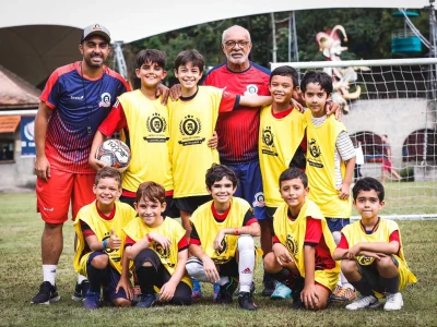 Futebol, Halloween e Diversão: Le Canton Promove Clínica com Júnior para o Dia das Crianças